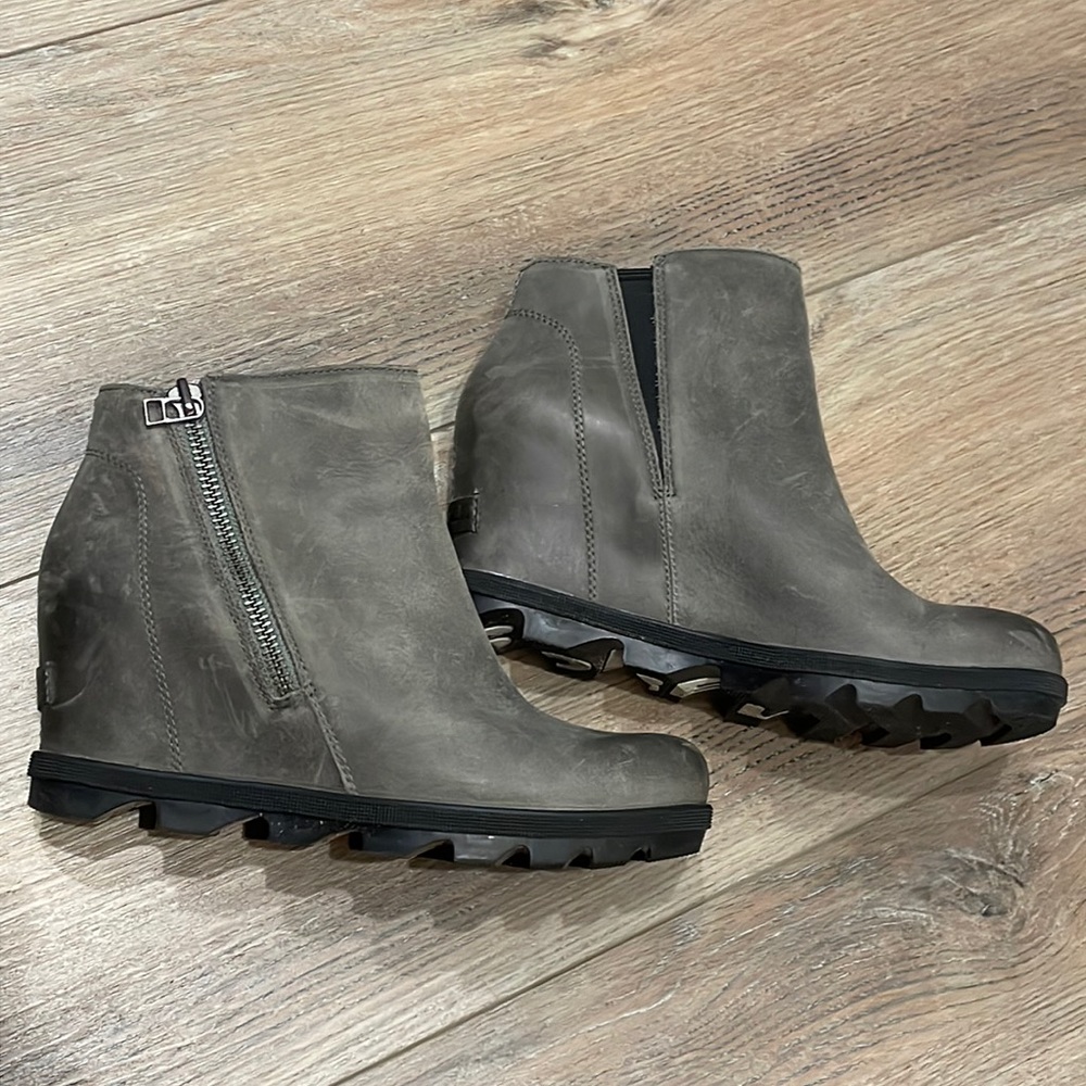 Sorel Ankle Boots Style Joan of Arctic Wedge Ankle Bootie! Grey Leather, Size 9!